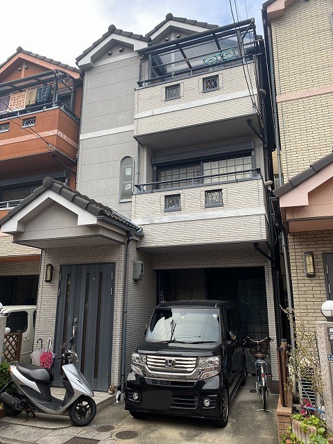東大阪市吉田にて3階建のお家、屋根と壁の塗装工事の現調