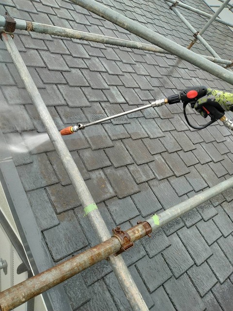 四条畷市田原台にて再塗装現場の屋根と壁の汚れを落とす高圧洗浄をしました