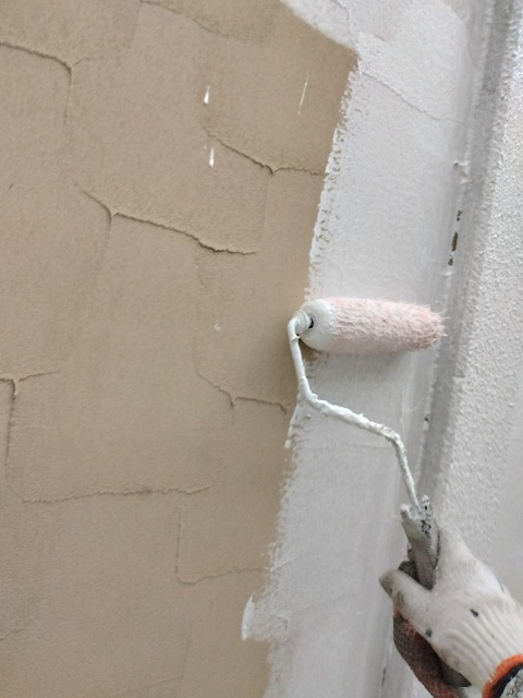 堺市堺区北波止町にて築２０年の一戸建て住宅の外壁塗装工事の下塗り・中塗り工程をご紹介します。