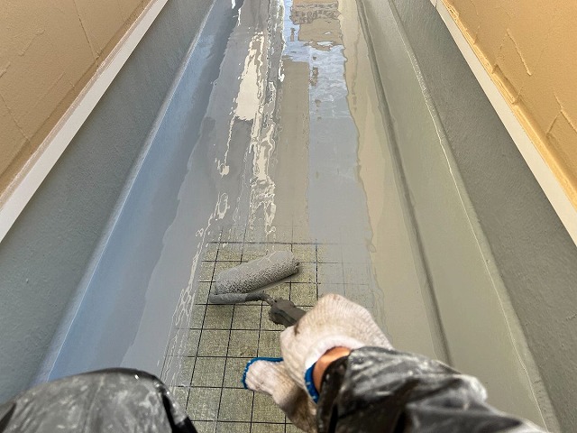 堺市堺区北波止町にて築外壁塗装工事の現場にてベランダ床の防水工事をしました！