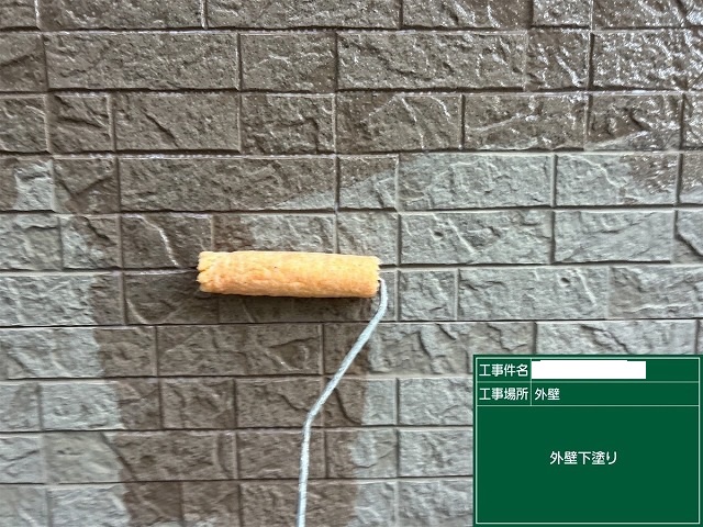 堺市東区福田にて、外壁塗装工事の1回目と天井を塗装しました。下地の工程が仕上がりを決めます！