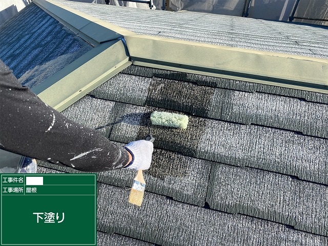 泉南市岡田にて紫外線で劣化色褪せた外壁と屋根の下塗り縁切り作業のご紹介。