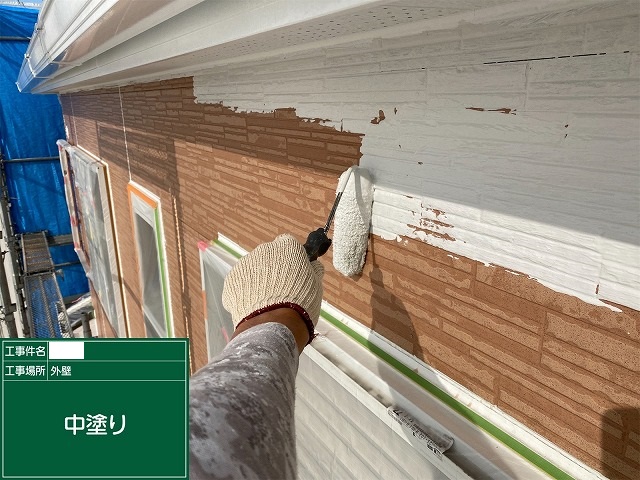 泉南市岡田にて施工中の塗装工事の外壁と屋根の中塗り上塗りで色が劇的に変化！
