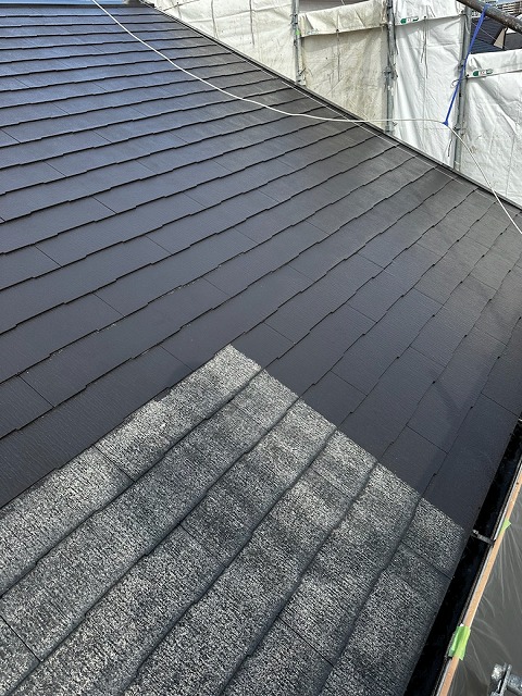 八尾市太子堂の色あせしたスレート瓦の屋根塗装工事にて縁切りタスペーサーと塗装作業のご紹介です。