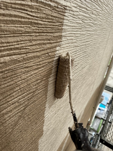 八尾市太子堂にて色褪せしたサイディングの外壁塗装作業の様子。各工程の役割を解説！