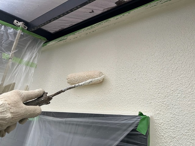 東大阪市日下町にて、外壁の3回目の塗装と屋根の1回目の塗装をしました。鉄部には錆止めを入れて塗装します。
