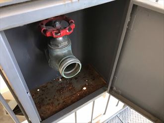 台東区浅草にて消防設備(連結送水管ボックス)の錆除去処理及び塗装工事を実施