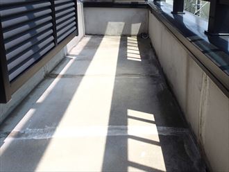 板橋区加賀にてベランダのウレタン塗膜防水(通気緩衝工法)工事にて下階居室への雨漏りを改善