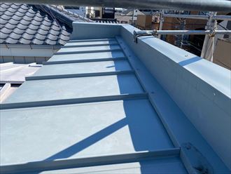 大田区東雪谷にてサーモアイSi(クール赤錆)による屋根塗装でパラペットがある金属屋根の錆を改善