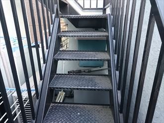 川崎市幸区南加瀬にて築15年が経過する外部鉄骨階段の塗装メンテナンスを実施
