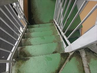 府中市白糸台のマンションにて鉄骨階段の穴あき補修及び塗装メンテナンスを実施
