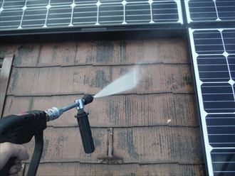 海老名市下今泉にてソーラーパネルが設置されているスレート屋根の塗装メンテナンスを実施！