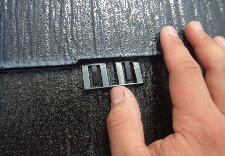 スレート屋根塗装にタスペーサーは必要？塞いではならない隙間を作るための縁切りについて詳しく解説！