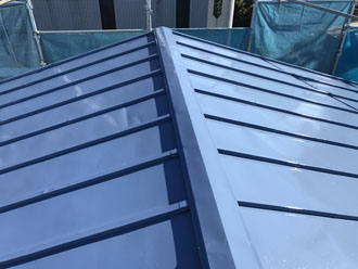 柏市豊町にて遮熱塗料サーモアイSiで瓦棒の屋根塗装、クールベネチアブルーで鮮やかな印象に仕上がりました！