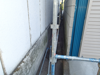 千葉県富津市　外壁塗装　屋根カバー工法　足場架設　狭い部分
