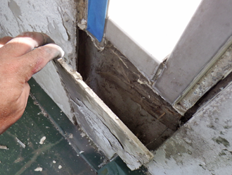 千葉県富津市　外壁塗装　屋根カバー工法　下地の処理　外壁の一部が剥がれている