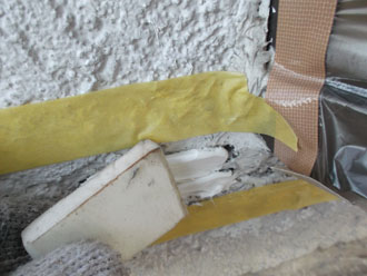 千葉県浦安市　外壁塗装　屋根塗装　クラック補修　シーリング材をヘラで均す