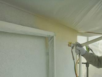 神奈川県三浦市　外壁塗装　屋根塗装　外壁塗装の様子　中塗り