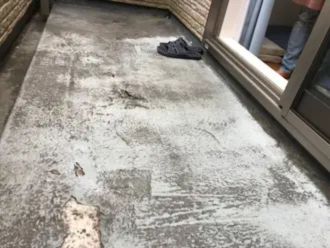 劣化が進行したベランダ床