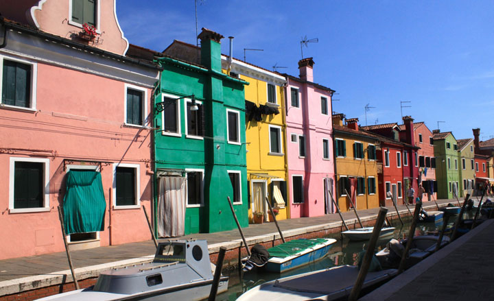 両隣と違う色で外壁塗装しなければならないブラーノ島