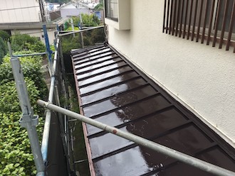 横浜市西区戸部町にて、トタンの下屋を艶感のあるファインルーフSiで塗装いたしました