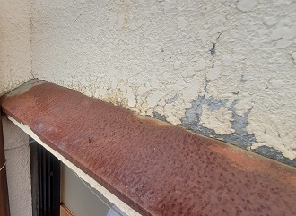 大田区矢口での無料点検で塗装の剥がれた外壁と錆びた霧除け板金を確認