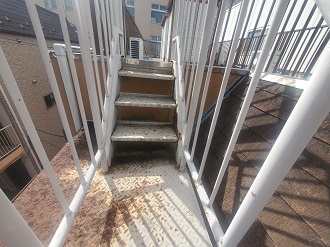 錆びた鉄骨階段