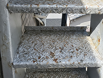 鉄骨階段の踏み台も塗装が剥がれて錆が見え始めています