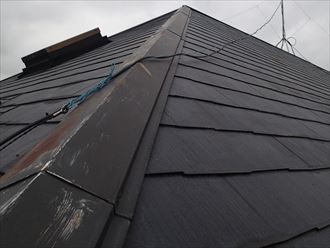 スレート屋根と棟板金の劣化
