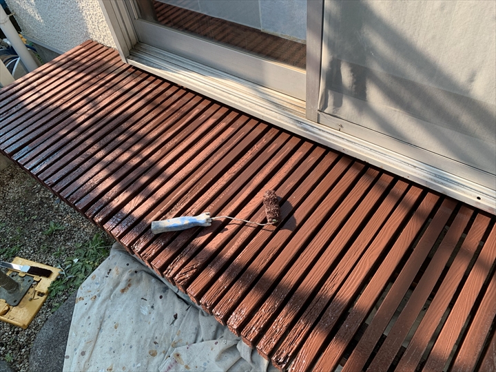 調布市染地で色あせと黒ずみが進んだ木製縁台を木部鉄部塗装で丁寧に塗り替え