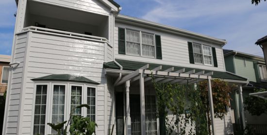 ホワイトの外壁を引き立たせるグリーンの屋根とガラリ戸！屋根カバー・外壁塗装工事完工です！