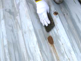 折板屋根の錆と旧塗膜を落とすケレン