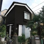 黒い外壁とシルバーの玄関