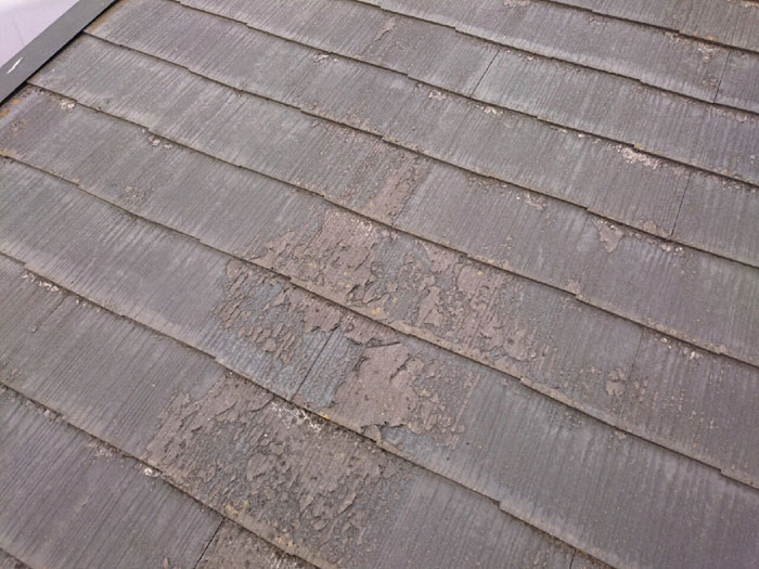 屋根　塗膜の剥がれ