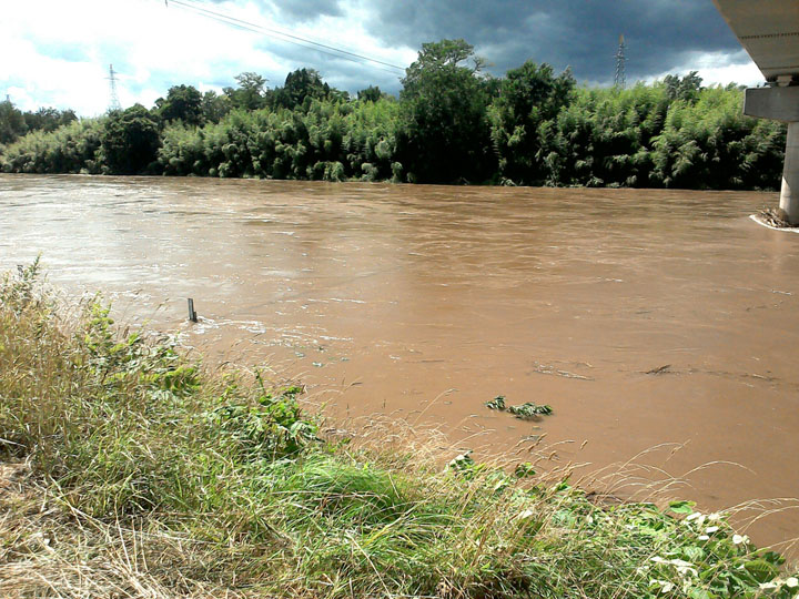 台風による川の増水