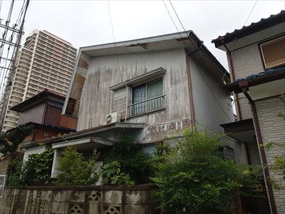 松戸市の木製サイディング塗装と瓦棒屋根塗装、瓦棒屋根は嵌合式屋根の色と合わせました