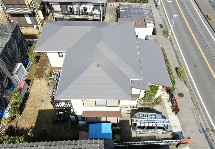 野田市二ツ塚にて高日射反射率塗料のクールタイトF（チャコールグレー）を使用した屋根塗装工事を実施