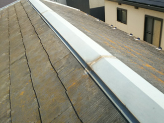 スレート屋根の塗膜の状態を確認