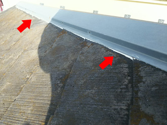 鎌倉市今泉台にて化粧スレート屋根を調査、以前のメンテナンス時に棟板金の隙間が塞がれているのを発見しました