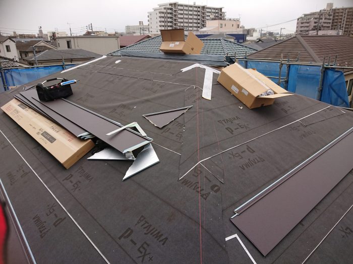 福生市熊川字武蔵野でスーパーガルテクトを使った屋根葺き替え工事を外壁塗装に合わせて実施
