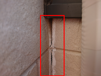 柏市塚崎にて築15年になる窯業系サイディングの外壁調査、入隅などにあるシーリング材に劣化が生じています