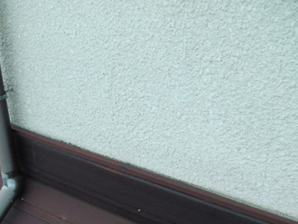 葛飾区　外壁塗装前の軒天　リシンの凹凸に汚れが入り込んでいる