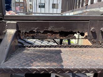 台東区三ノ輪にて鉄製ベランダの調査を実施　塗装の劣化や錆の発生が見られます