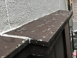 品川区西大井で外壁塗装のお見積もり、トタン庇は塗膜が剥がれています