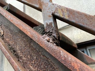 荒川区町屋にて鉄骨階段を調査　腐食が進行し穴開きが発生し耐久性の低下が懸念されます