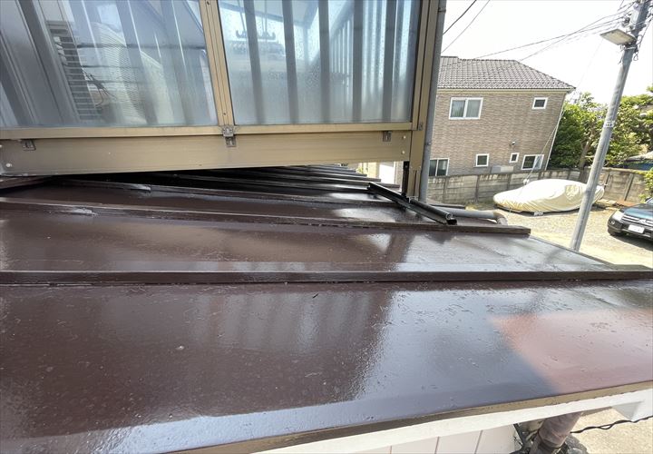 足立区中川にてフッ素塗料を使用した瓦棒葺き屋根の塗装工事を実施