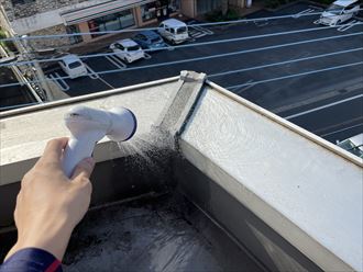 柏市高田にて建物3階の部屋より雨漏りが発生　散水調査を行いシーリング処置を実施