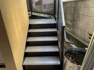 葛飾区亀有にてクリーンマイルドフッ素（ブラック）を使用した鉄骨階段塗装を実施
