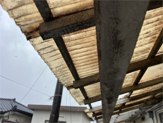 四街道市大日でアパートの廊下屋根が破損してしまっている、波板ポリカの張替え工事