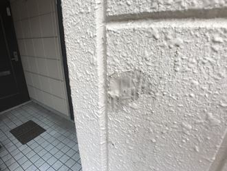 千葉市稲毛区稲毛東で前回塗装をしたのに、明かり窓を支える梁が劣化してむき出しとなっている